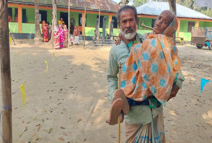 ছেলের কোলে চড়ে ভোট দিলেন শতবর্ষী মা